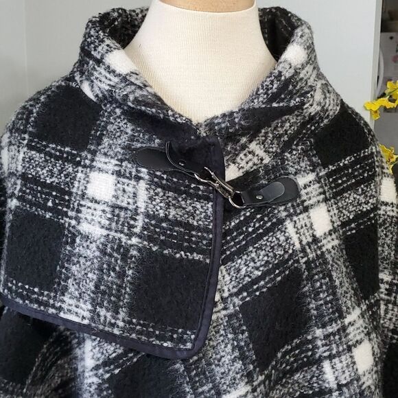THIS BEAUTIFUL CAPE, is classic black and white. Has a snap closure. Great cond. - Picture 2 of 6